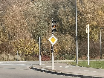 Panneau de route annonçant l'arrivée d'un feu tricolore A17